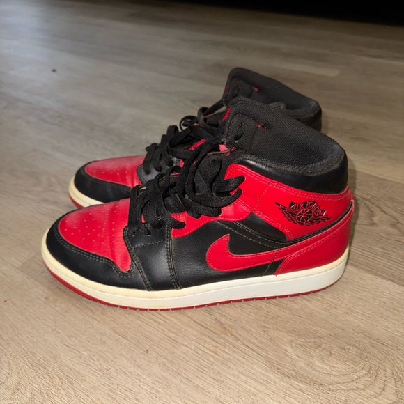 Mid Jordan 1’s - Picture 3 of 4